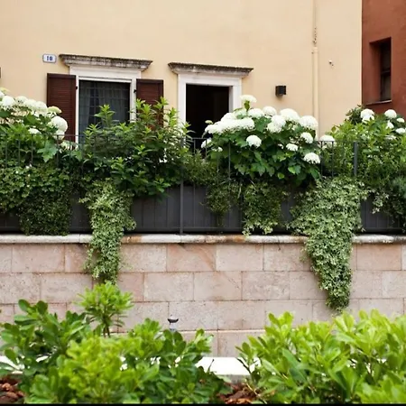 Dolce Santo Stefano Apartment *